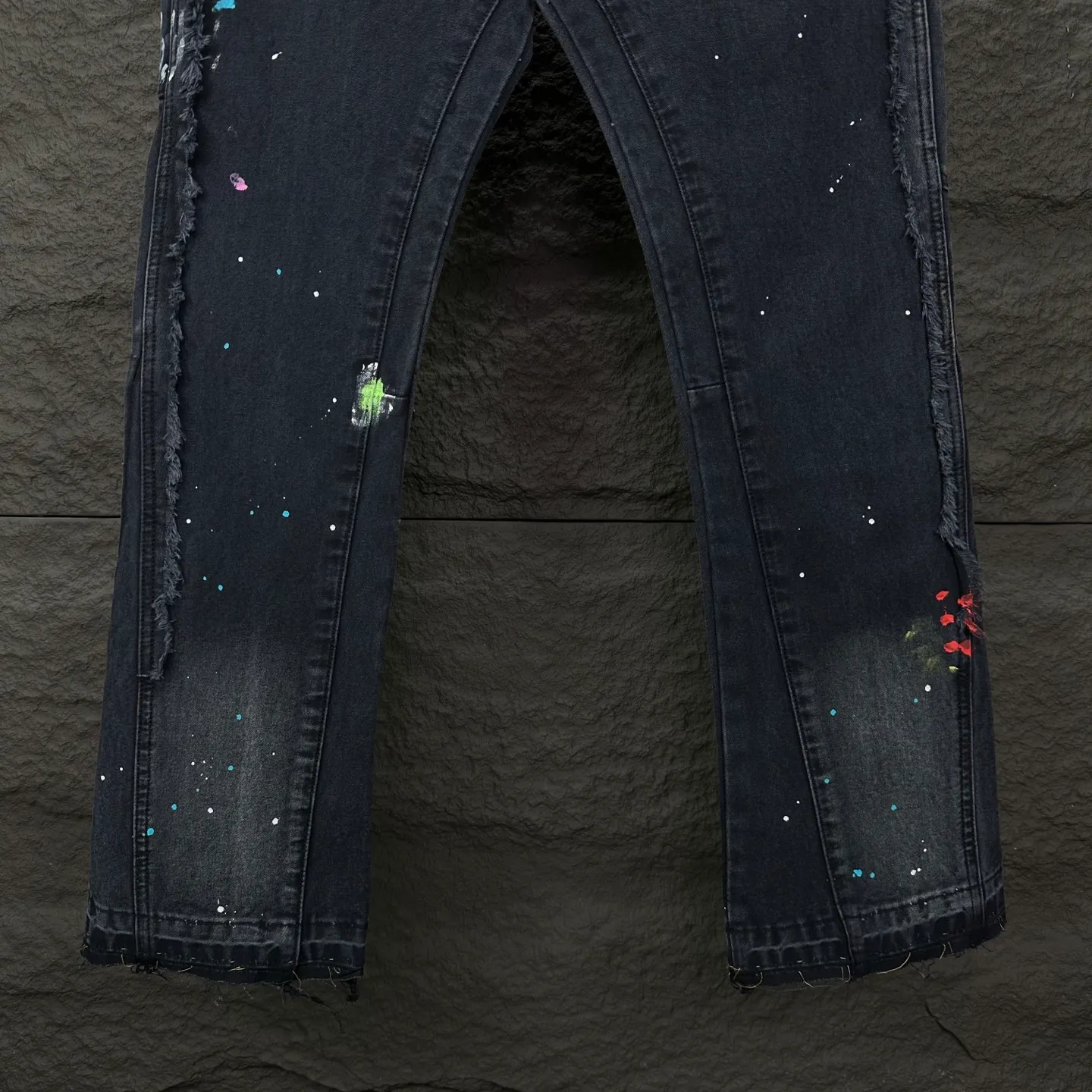 P250 GALLERY DEPT. & Croixin co-branded 2025 new splash-ink hand-painted splicing multi-pocket couple style loose washed micro-flared jeans 🔥High version🔥High version🔥 Top ceiling quality Styles with different washed textures are very friendly to people with thin legs and thick legs. The micro-flared version is very flattering. Moderate length that never goes out of style, easy to match with casually, basic styling for various styles, a must-have in the wardrobe! The fabric is stiff but also makes the upper body soft without losing texture. The washing process is even more perfect. It is a must-have item for everyone! ! ! Washed wheat, hang tag, pants label, three complete labels, color: black, size: 28, 30, 32, 34, 36 (five sizes)